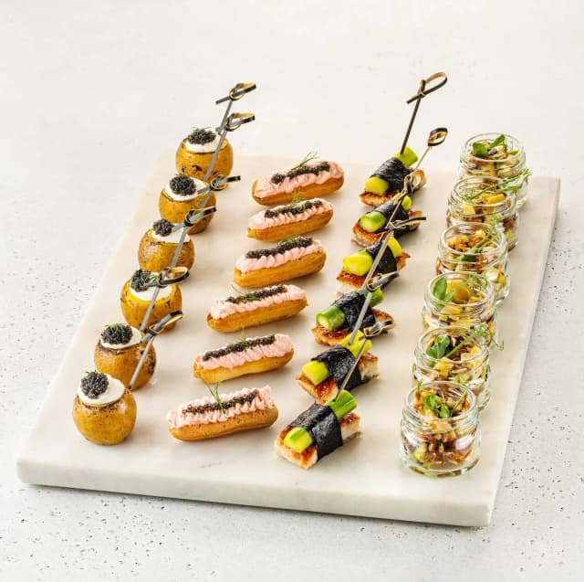 Сет нежных закусок с лососем и щучьей икрой Сет нежных закусок с лососем и щучьей икрой